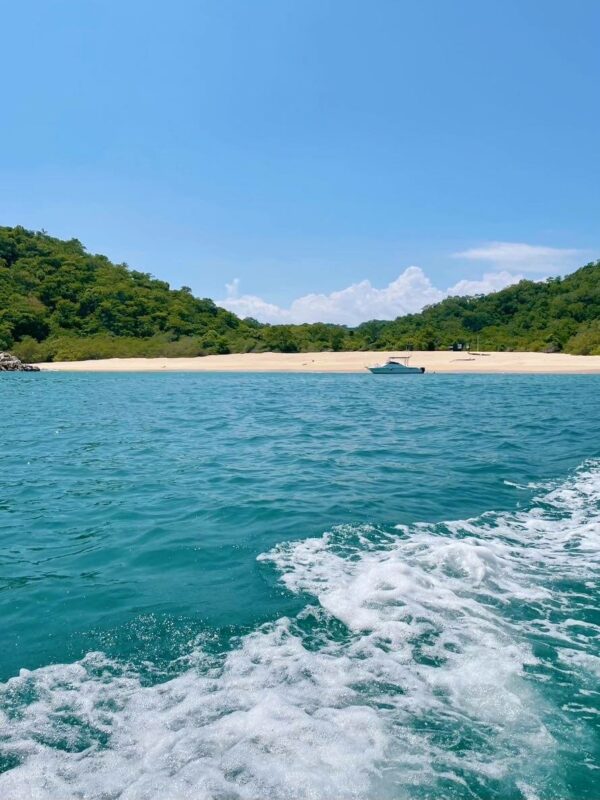 Seven bays boat trip things to do Huatulco